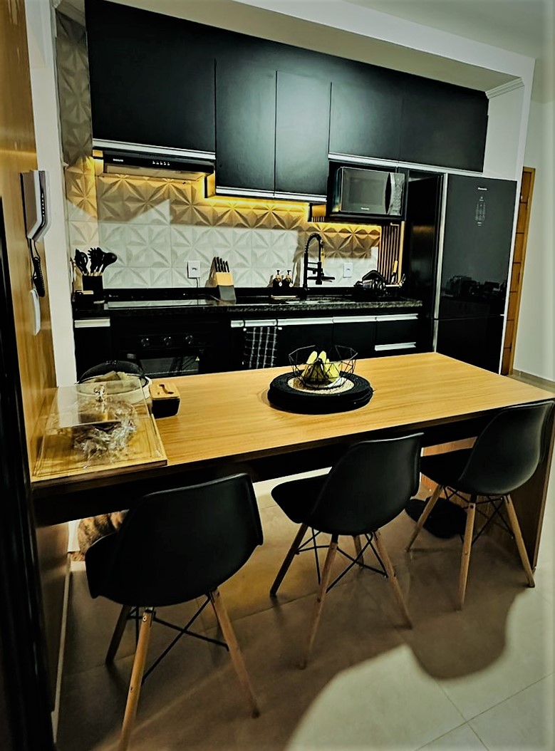 Cozinha compacta com mesa em freijó.jpeg