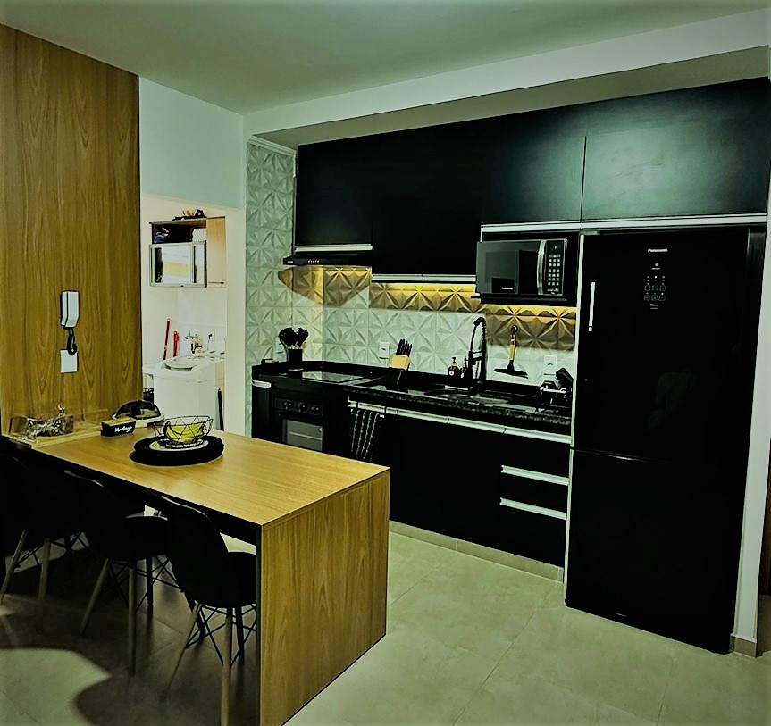 Cozinha compacta ripado painel e mesa em freijó.jpeg